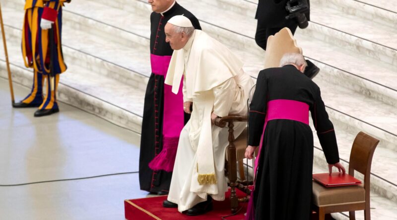 El papa explicó que se tiene que someter a infiltraciones para superar el dolor de rodilla que le está impidiendo caminar